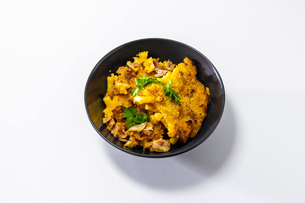 Bacon Mac & Cheese with a breadcrumb topping in a black bowl